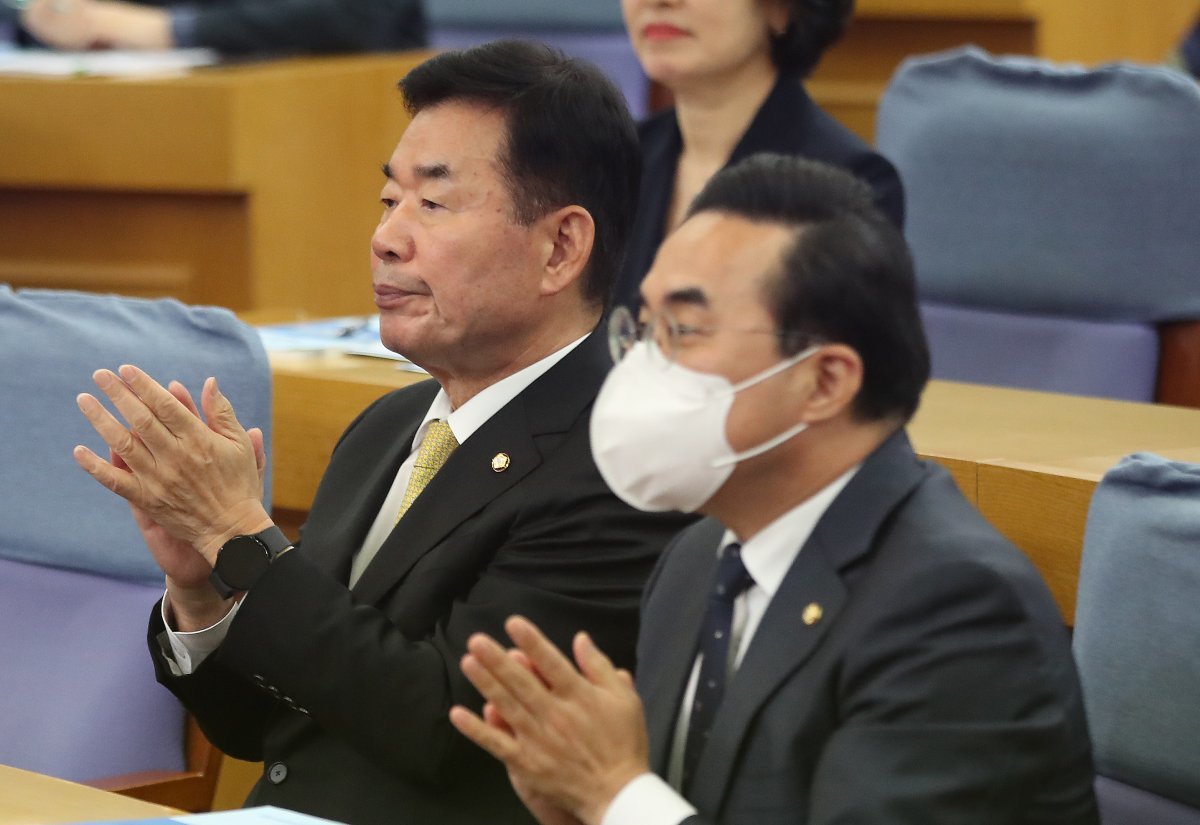 김진표 전 국회의장(왼쪽)과 박홍근 더불어민주당 의원. 2023.4.17. 뉴스1