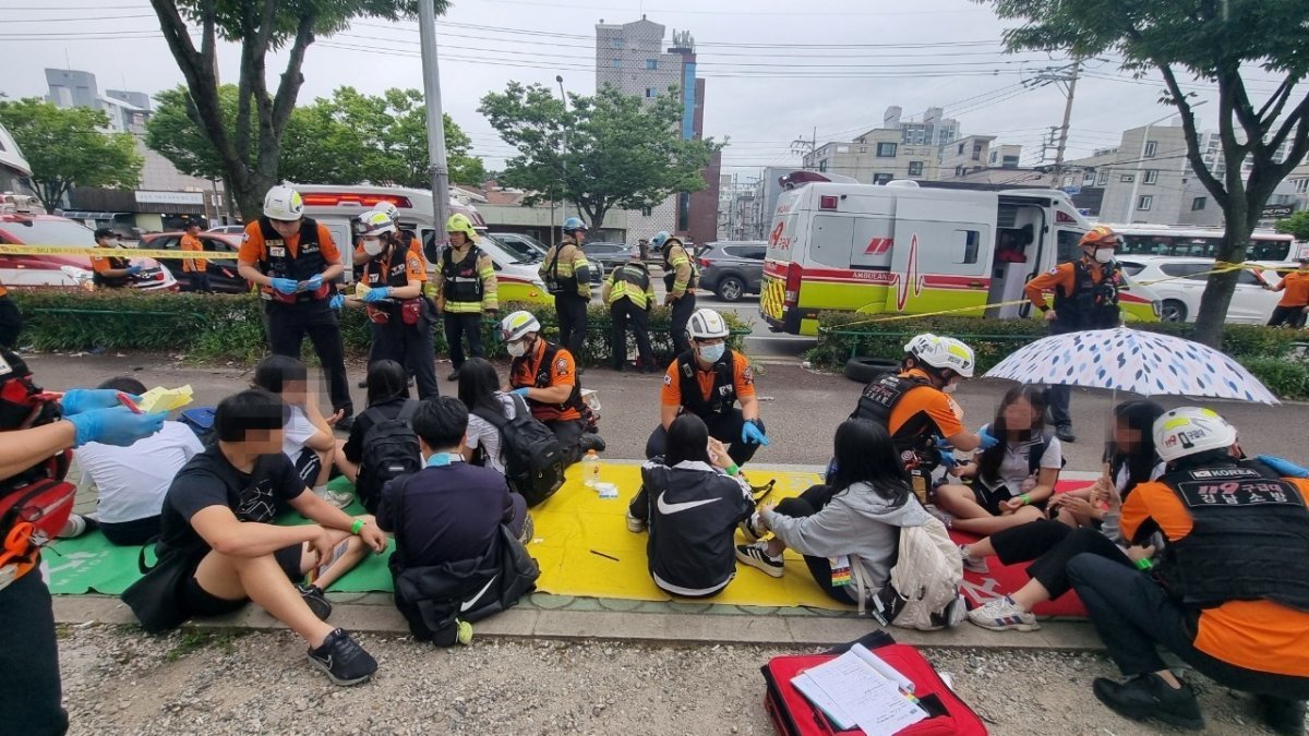 사고 현장 인근 인도에 마련된 임시의료소. 경남소방본부 제공