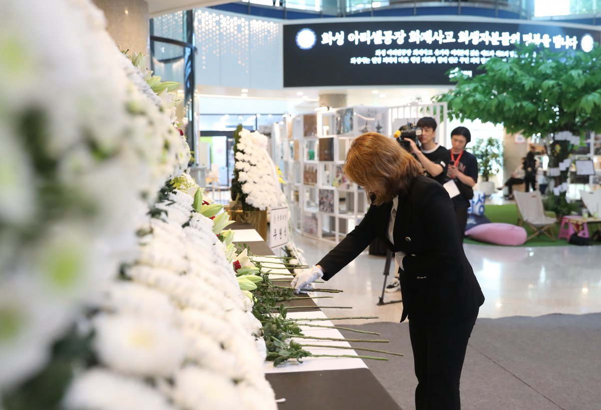 27일 오전 경기 화성시청 로비에 마련된 ‘화성 아리셀 공장 화재사고 추모분향소’에서 시민들이 희생자들을 추모하고 있다. 2024.6.27/뉴스1