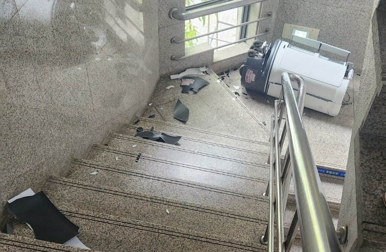 구미시 1호 로봇주무관이 지난 24일 오후 계단으로 굴러 떨어져 파손돼 있다. (독자 제공) 2024.6.28/뉴스1