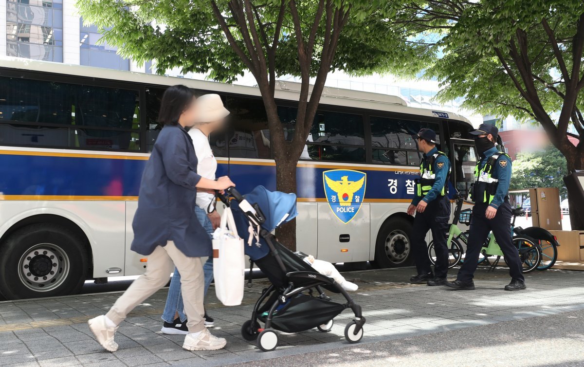 과거 경기 수원시 일대에서 여성 10명을 연쇄 성폭행한 일명 ‘수원 발발이’ 박병화가 출소 후 2년여간 화성시에 머물다 수원시로 되돌아온 가운데 박병화의 거주지로 알려진 팔달구의 한 오피스텔 주변에 경찰이 순찰을 돌고 있다. /뉴스1