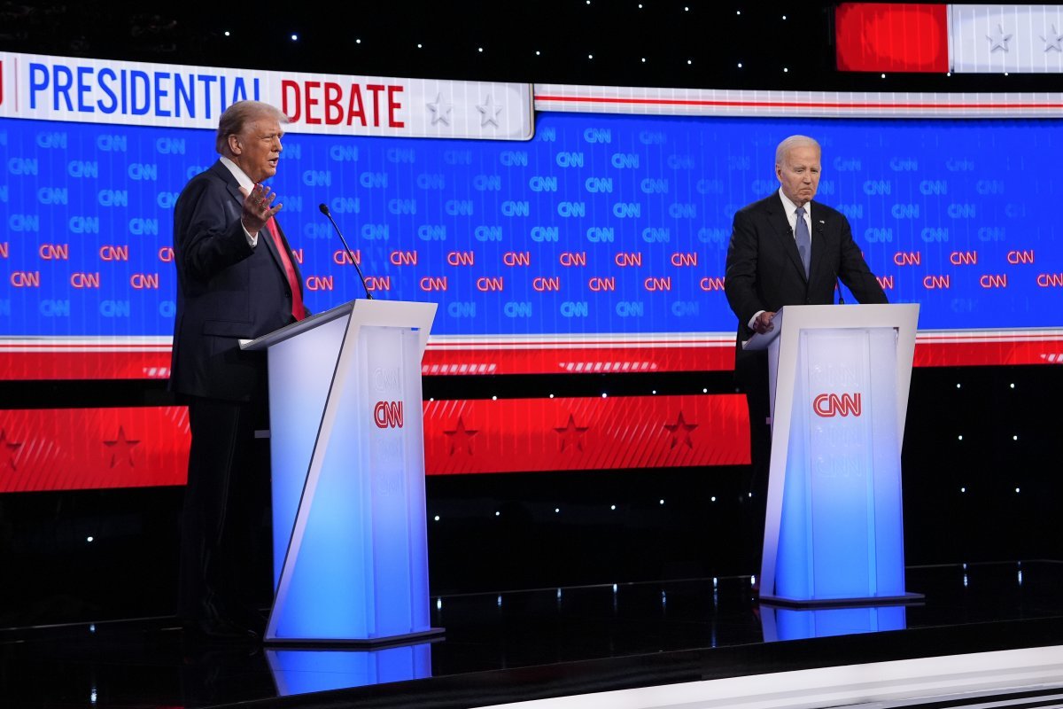 조 바이든(오른쪽) 미국 대통령과 공화당 대선 후보인 도널드 트럼프 전 대통령이 27일(현지시각) 조지아주 애틀랜타에 있는 CNN 스튜디오에서 일 대 일 TV 토론을 하고 있다. 2024.06.28. 애틀랜타=AP/뉴시스