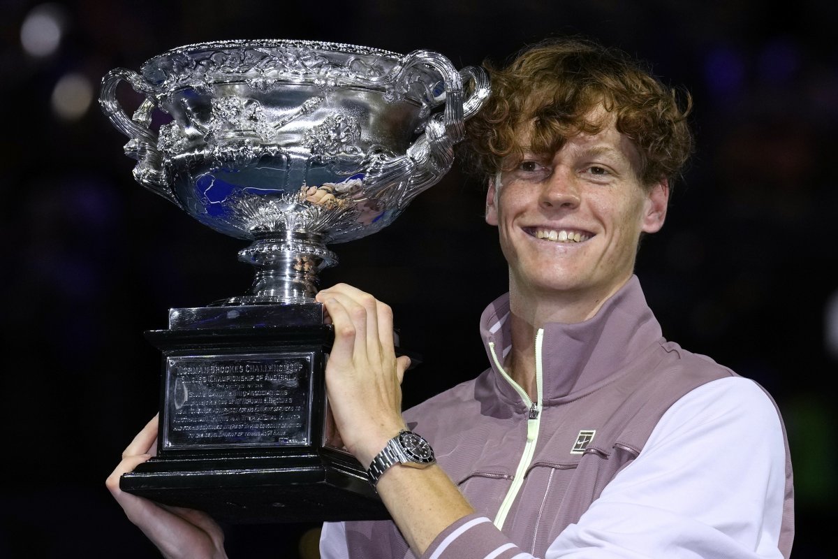 남자 테니스 세계 랭킹 1위 얀니크 신네르(이탈리아)가 1월 호주 오픈 우승 뒤 트로피를 들고 있다. AP 뉴시스