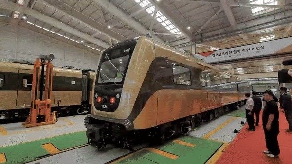 28일 김포골드라인 차량기지에서 증편된 첫 번째 신규 열차가 운행하고 있다. 2024.6.28/뉴스1