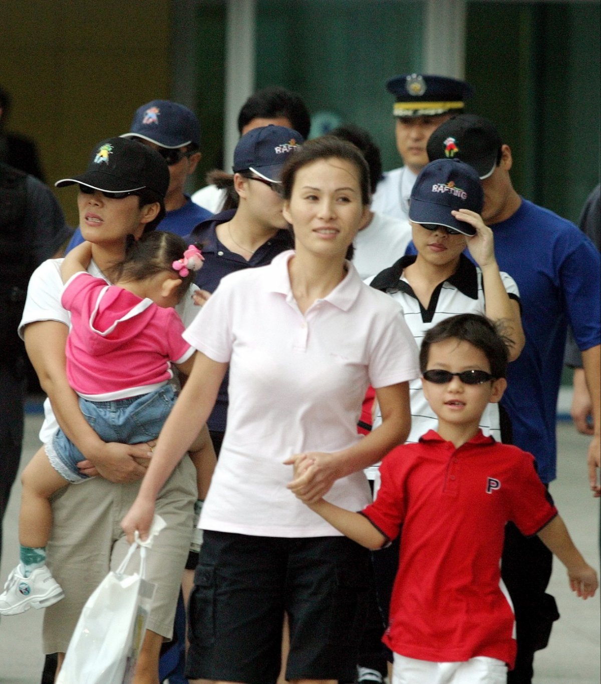 2003년 8월 23일 아들의 손을 잡고 인천공항으로 입국하는 조 씨가 기자들의 카메라에 찍혔다.