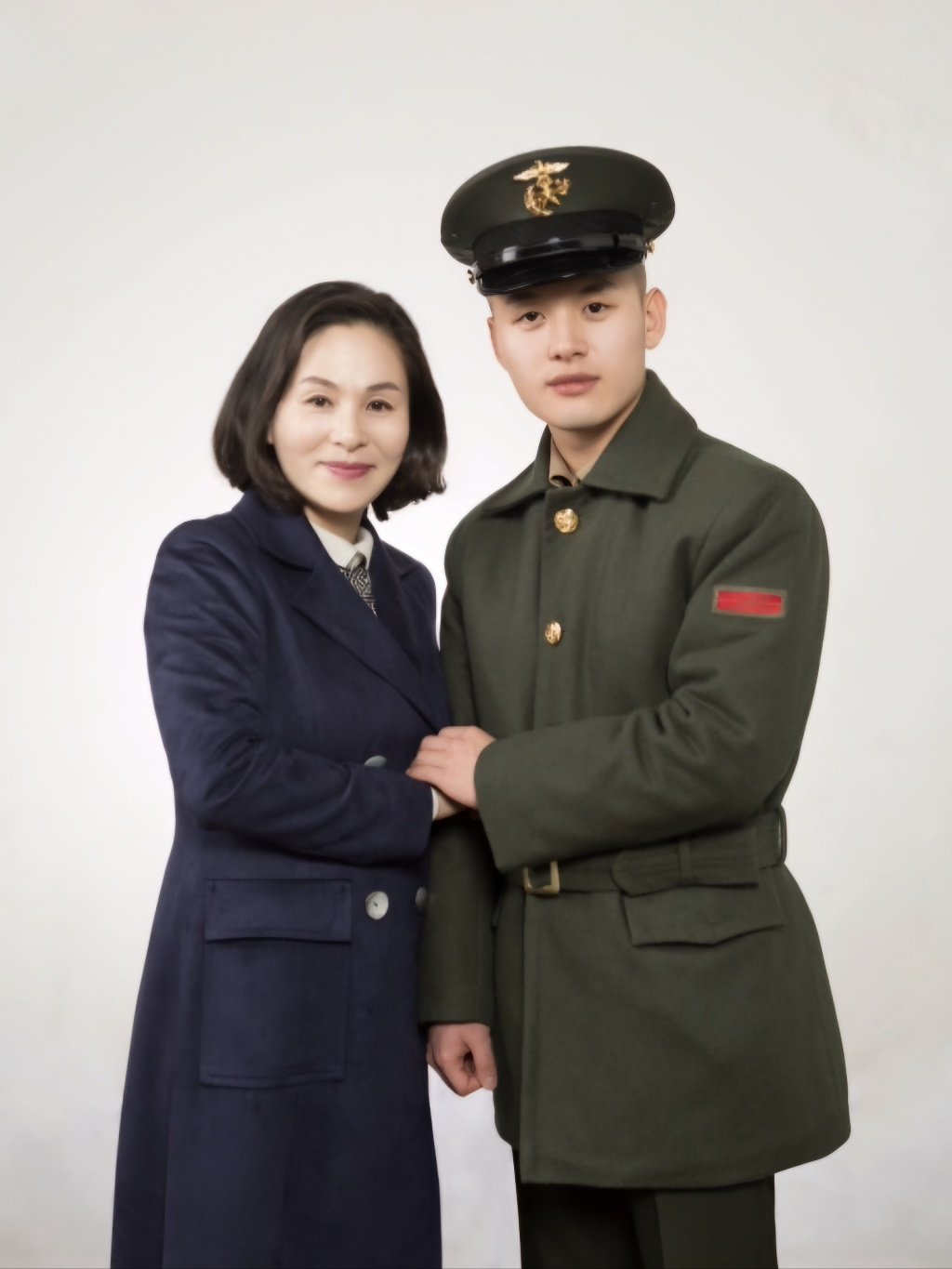 2019년 군 복무 중 휴가를 나온 아들과 함께. 북한 감옥에서 얼어죽을 뻔했던 아들은 한국에 와서 군면제 혜택을 스스로 포기하고 해병대에 자원입대했다.