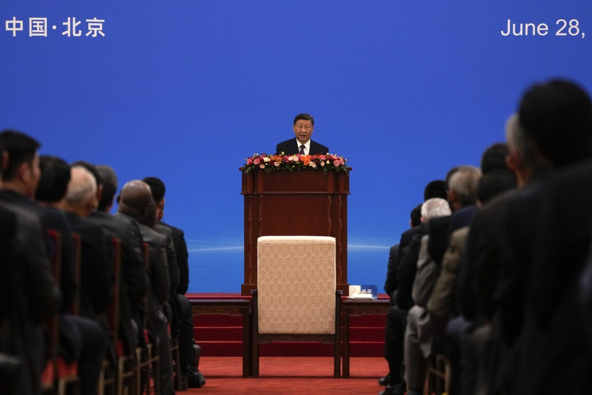 28일 중국 베이징 인민대회당에서 열린  ‘평화공존 5원칙 발표 70주년 기념대회’ 연설에서 시진핑 중국 국가주석이 연설하고 있다. 베이징=AP 뉴시스
