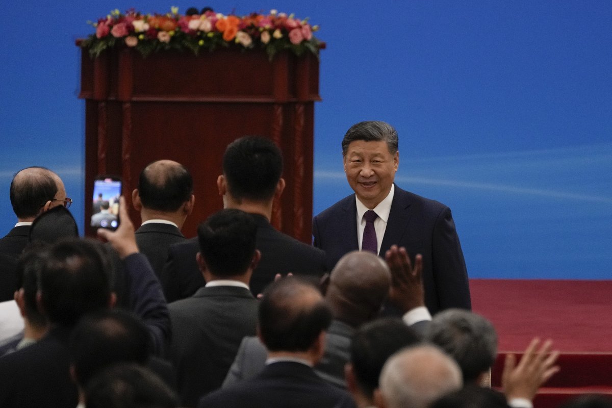 28일 중국 베이징 인민대회당에서 열린 ‘평화공존 5원칙 발표 70주년 기념대회’에 참석한 시진핑 중국 국가주석의 모습. 베이징=AP 뉴시스