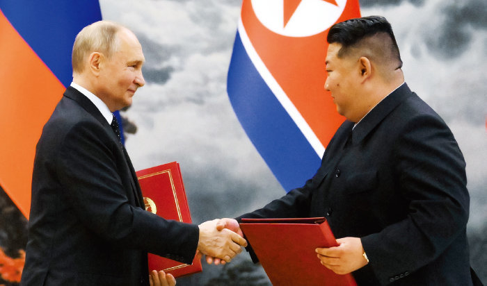 6월 19일 블라디미르 푸틴 러시아 대통령(왼쪽)과 김정은 북한 조선노동당 총비서 겸 국무위원장이 ‘포괄적 전략적 동반자 관계에 관한 조약’을 체결한 뒤 악수하고 있다. [뉴시스]
