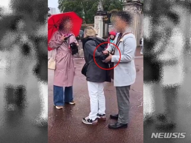 영국 런던에서 중국인 관광객 두 명이 소매치기로 추정되는 여성을 제압하는 장면이 포착됐다. 출처 : @CrimeLdn/ 뉴시스