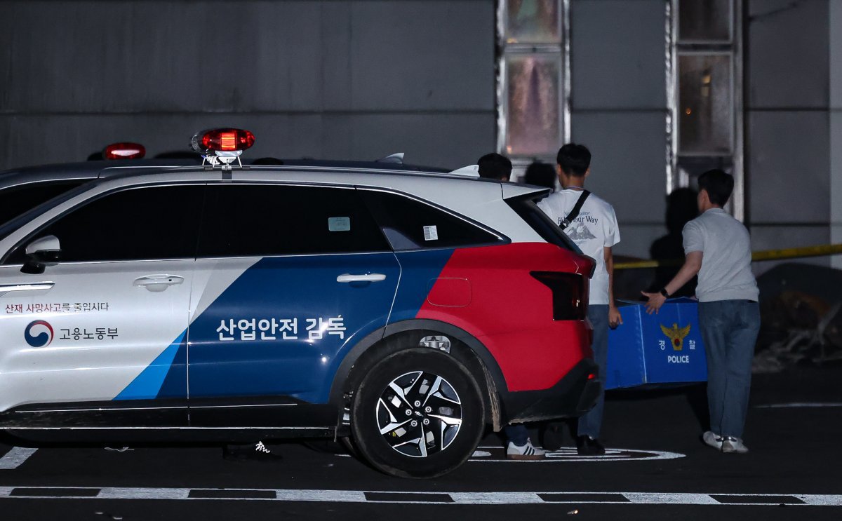 26일 오후 경기 화성시 서신면 일차전지 업체 아리셀 공장에서 압수수색에 나선 경찰 등 관계자들이 압수품을 옮기고 있다. 2024.6.26/뉴스1