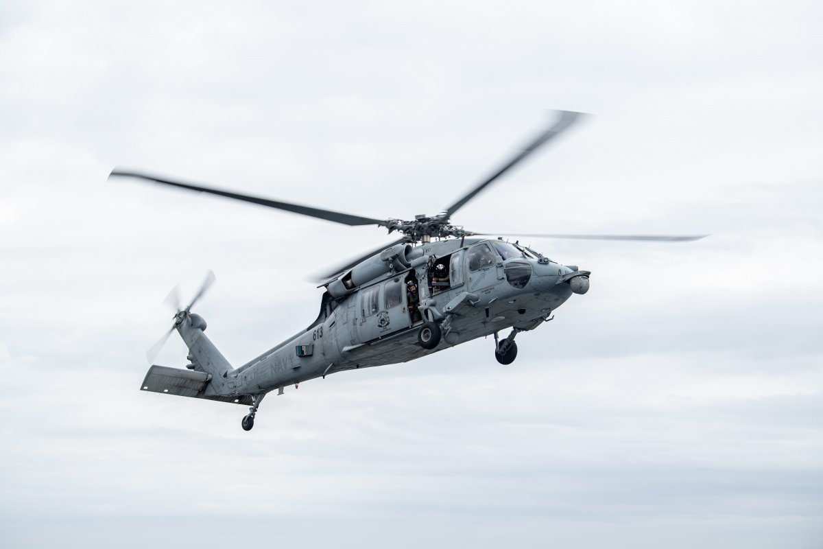 MH-60S 시호크가 착륙을 준비하고 있는 모습. (미 해군 시어도어 루스벨트함 제공) 2024.6.28/뉴스1