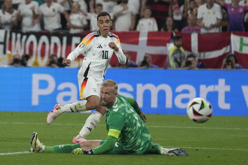 독일 축구 대표팀의 저말 무시알라(왼쪽 10번)가 30일 독일 도르트문트에서 열린 덴마크와의 유럽축구선수권대회(유로) 16강전 
후반 23분 2-0을 만드는 골로 이어진 오른발 슈팅 후 공의 방향을 주시하고 있다. 도르트문트=AP 뉴시스