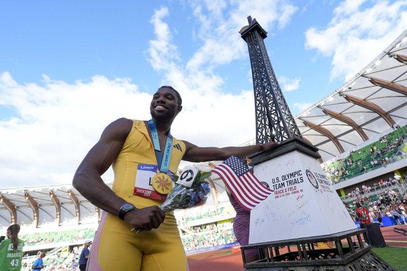 노아 라일스가 30일 미국 오리건주 유진에서 열린 2024 파리 올림픽 미국 육상 국가대표 선발전 남자 200m 결선에서 1위를 한 뒤 모형 에펠탑 앞에서 기념사진을 남기고 있다. 유진=AP 뉴시스