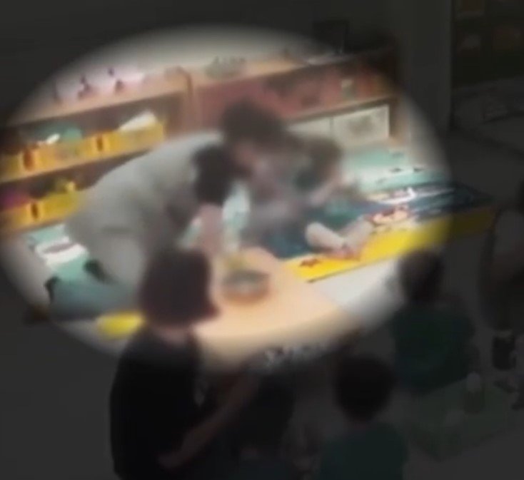 아이를 밀어버리는 보육교사. YTN 유튜브 영상 캡처