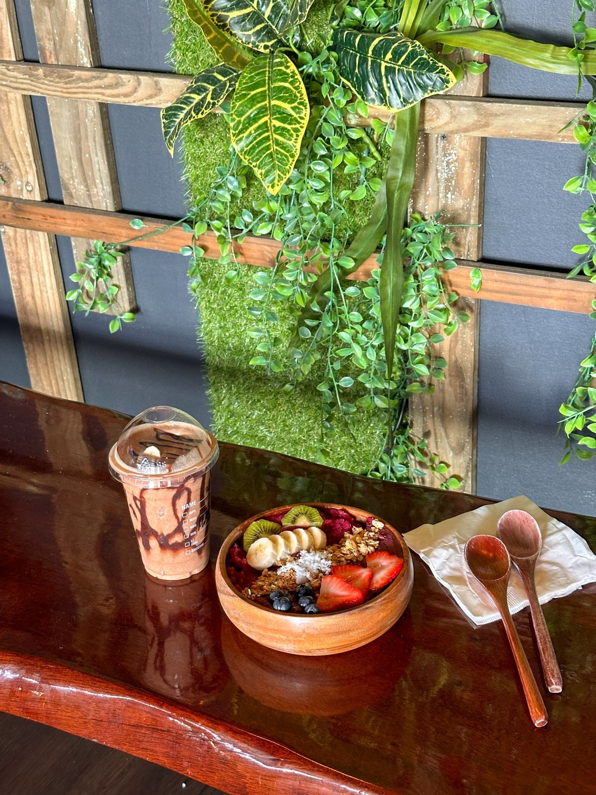 하갓냐에 있는 카페 ‘마이티 퍼플’에서 파는 아사이볼과 음료. 괌 관광청 제공.