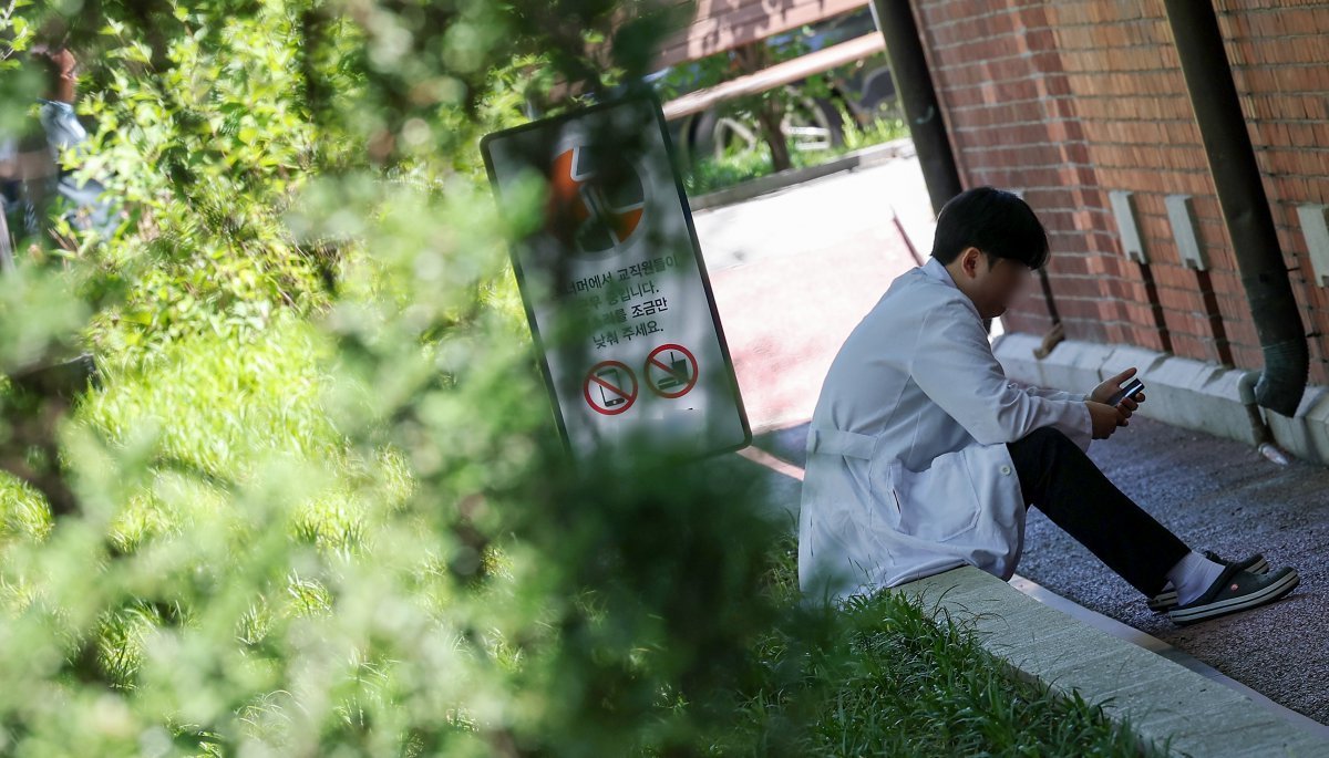 지난 5월14일 서울 시내의 대형병원에서 한 의료진이 휴식을 취하고 있다. 뉴스1