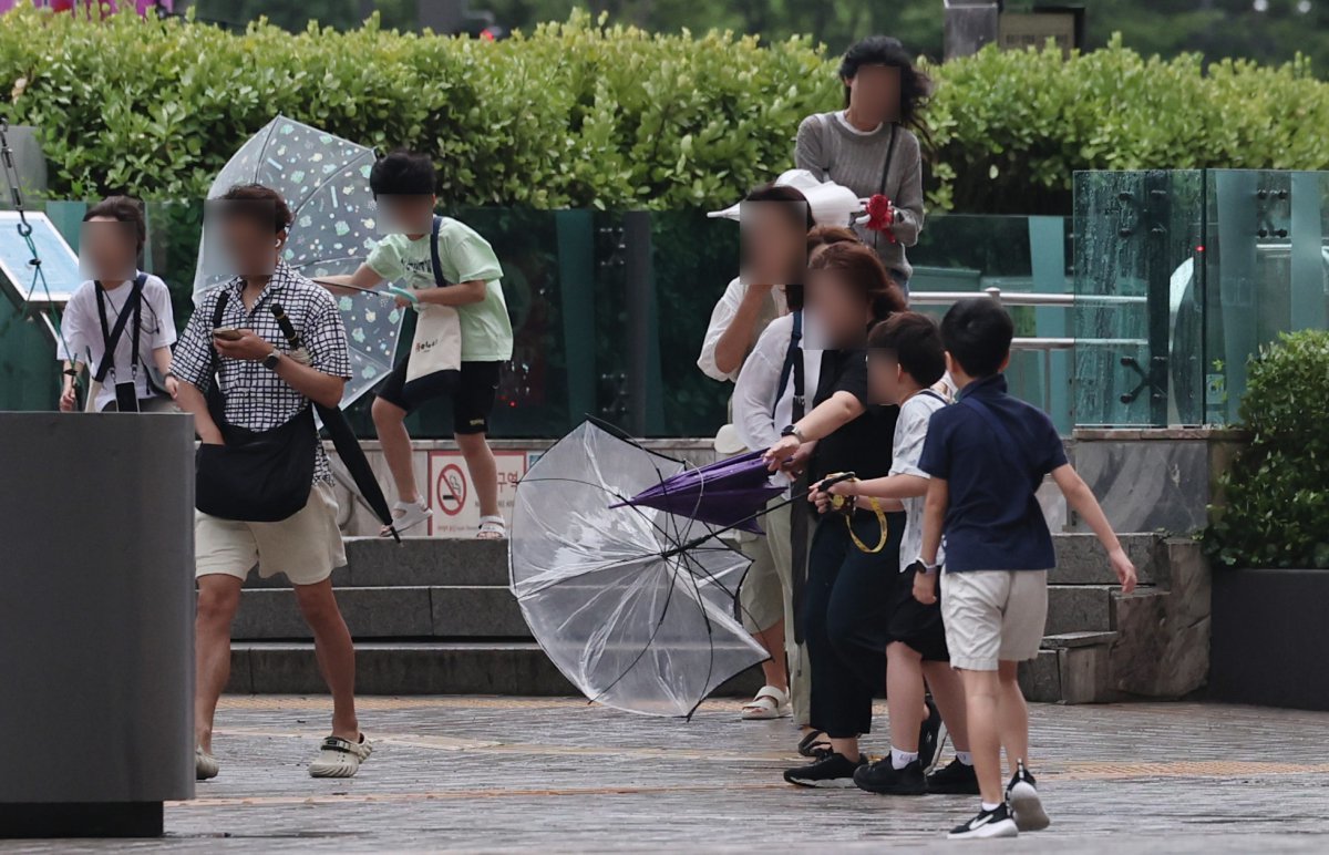 장마전선의 영향으로 전국이 흐린 가운데 30일 오전 서울 청계광장 일대에서 시민들이 비바람에 우산을 펼치고 있다. 2024.6.30/뉴스1