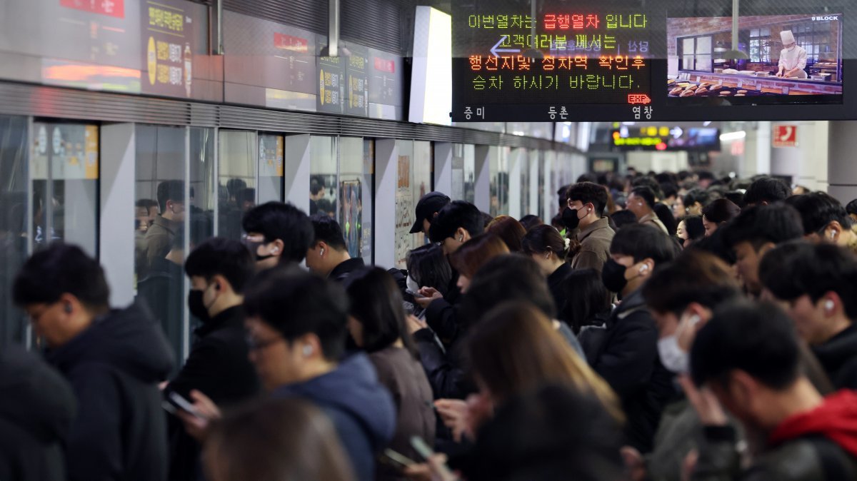 2월 서울 지하철 9호선 염창역에서 시민들이 힘겹게 탑승하는 모습.(기사 내용과 관련 없음) ⓒ News1