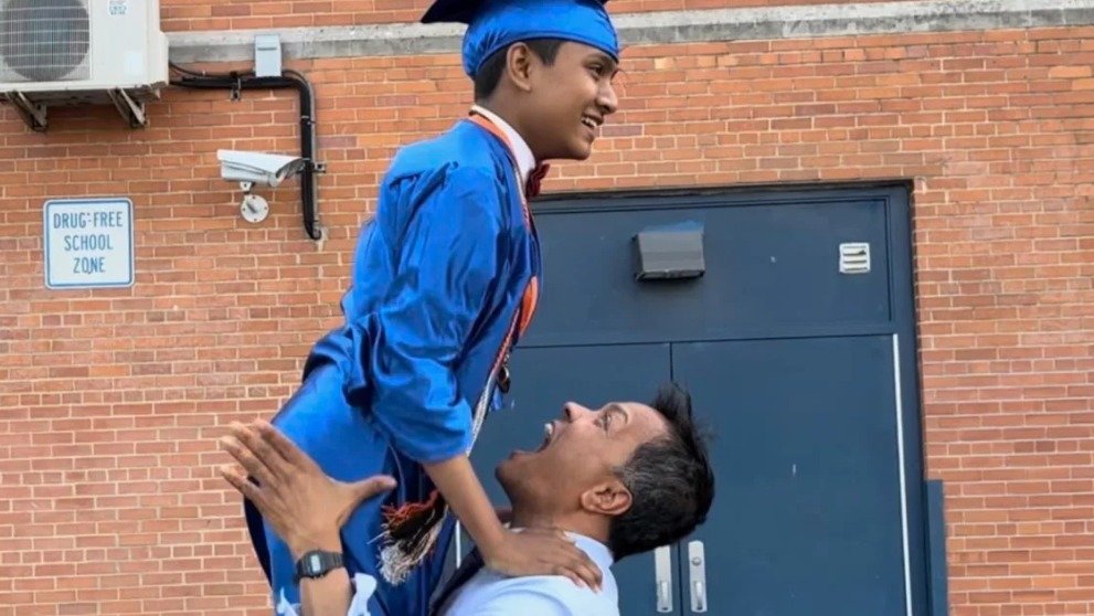 2024년 6월26일 고등학교 졸업식에서 수보르노 이삭 바리가 아버지와 함께 기뻐하고 있다. (CNN 갈무리)