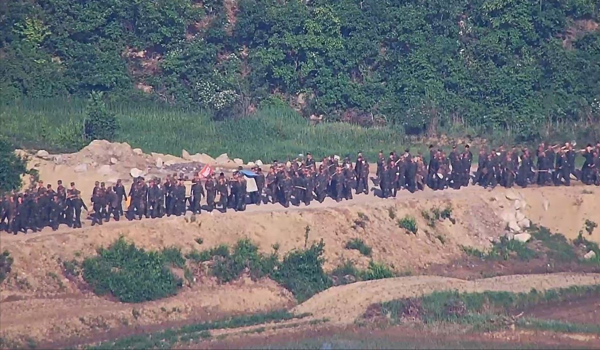 지뢰 매설, 불모지 조성 작업 등을 위해 비무장지대(DMZ) 내 휴전선(MDL·군사분계선)과 비교적 가까운 지역에 최근 북한군이 대규모로 투입된 모습. 합동참모본부