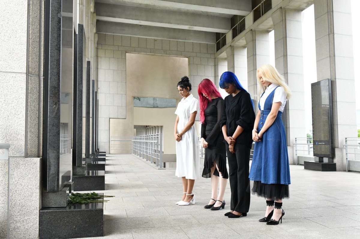 블랙스완 멤버들이 전쟁기념관 무명용사의비에서 묵념하고있다.