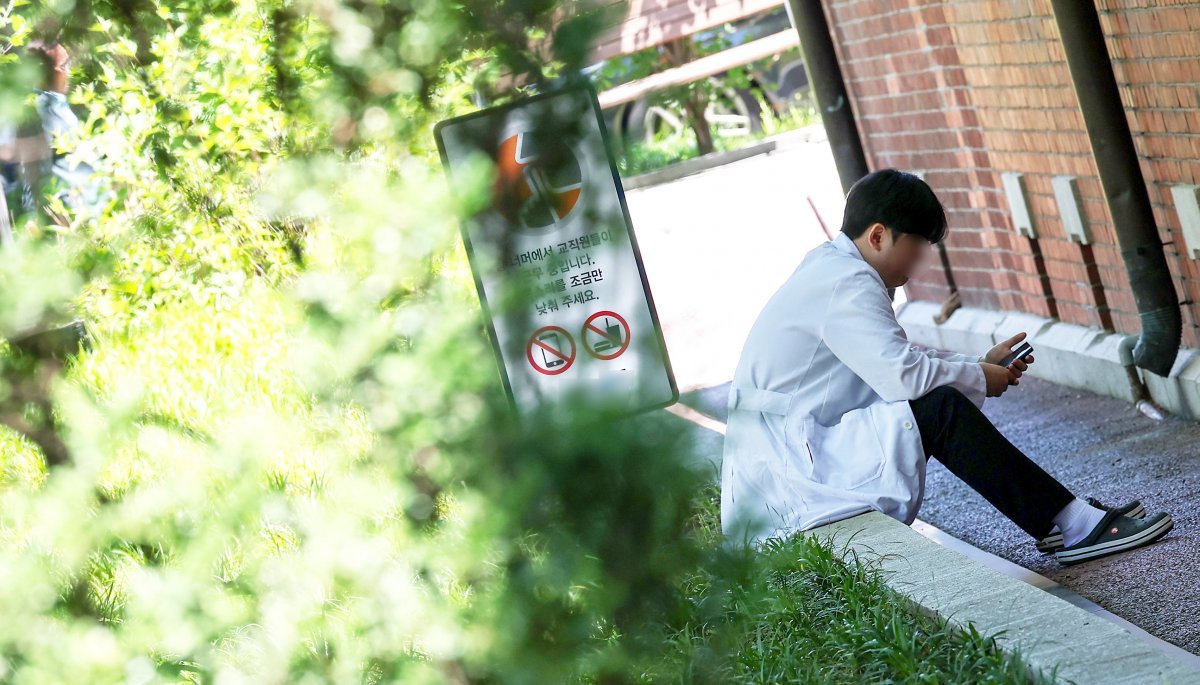 지난 5월 14일 서울 시내의 대형병원에서 한 의료진이 휴식을 취하고 있다. 뉴스1