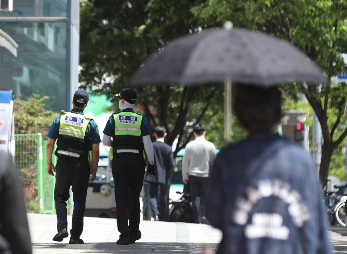 박병화의 거주지로 알려진 경기 수원시 팔달구의 한 오피스텔 주변에 경찰 병력이 순찰을 돌고 있다. 2024.5.16 뉴스1