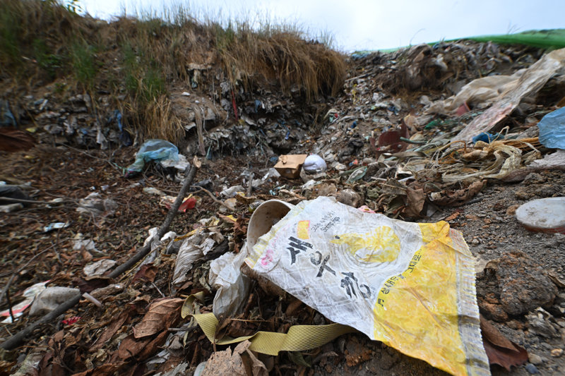 지난달 광주 서구 풍암동 중앙공원 제1지구 공사현장 주변 야산에서 30여년 전 매립 쓰레기들이 무더기로 발견된 모습. 광주=뉴시스