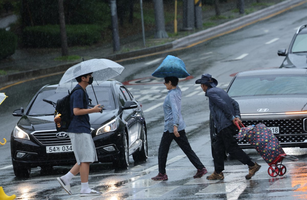 광주와 전남 일부지역에 호우주의보가 발효된 29일 광주 서구 화정동 한 거리에서 시민들이 빗길을 걸어가고 있다. 2024.6.29 뉴스1