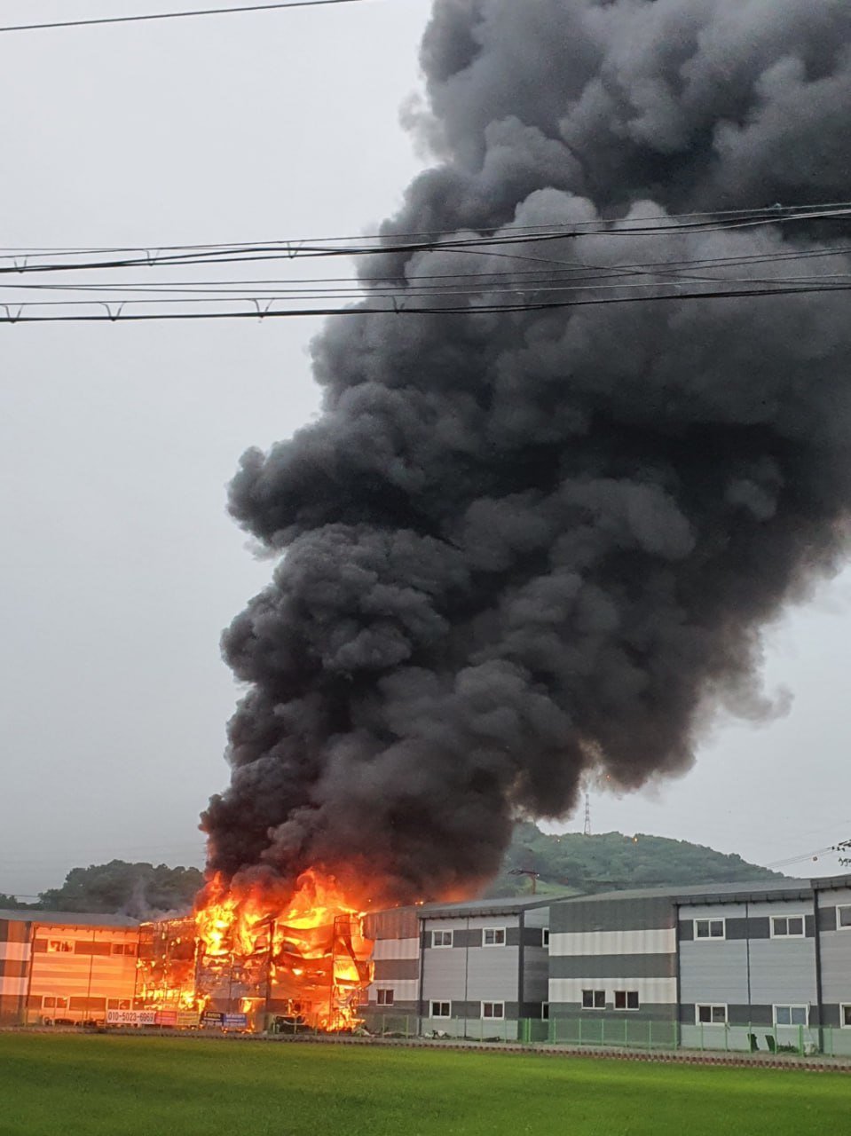 2일 오전 5시27분쯤 경기 김포시의 한 창고 건물에서 큰 불이 발생했다.(경기도소방재난본부 제공)