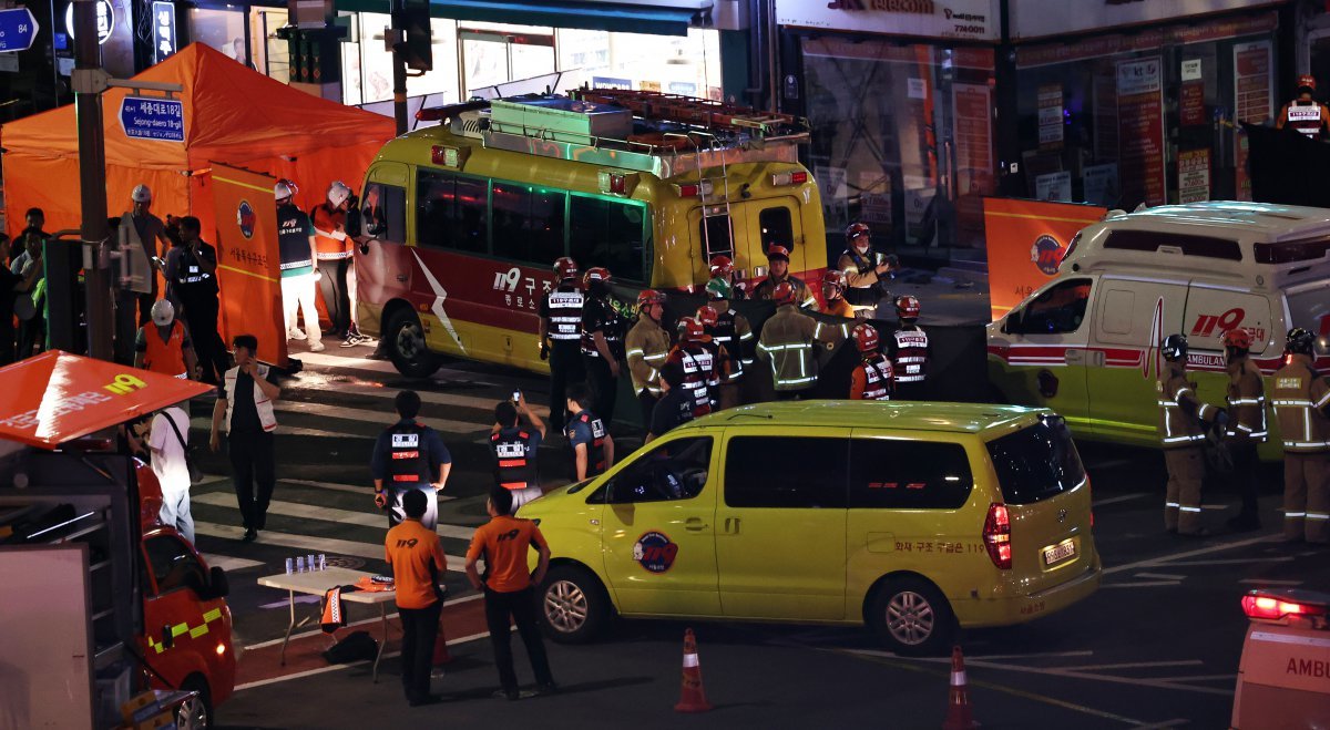 1일 밤 서울 중구 시청역 부근에서 한 남성이 몰던 차가 인도로 돌진해 최소 13명 사상자가 발생, 구조대원들이 현장을 수습하고 있다. 2024.7.2/뉴스1