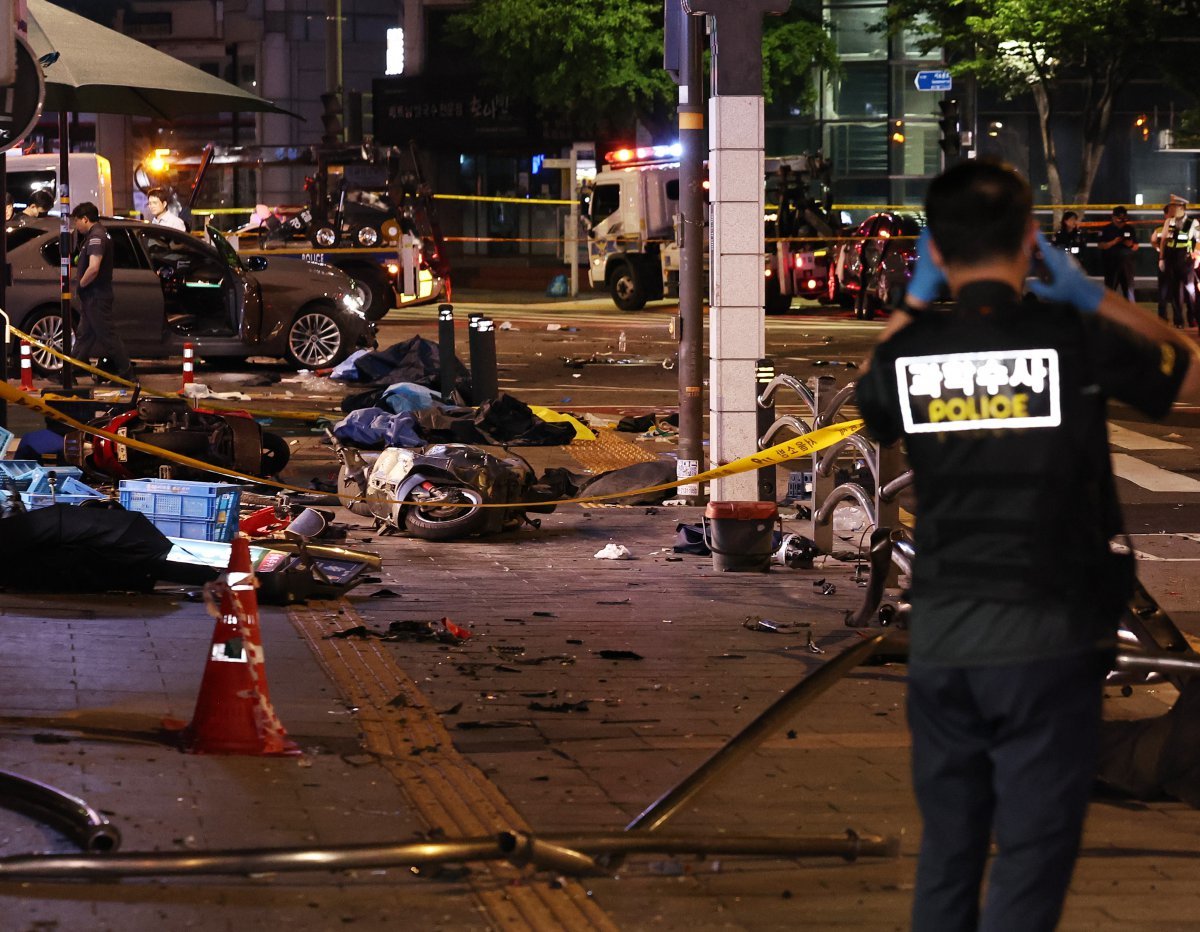 2일 새벽 13명의 사상자가 발생한 서울 시청역 교차로 교통사고 현장에서 과학수사대원들이 현장감식을 하고 있다. 2024.7.2 뉴스1