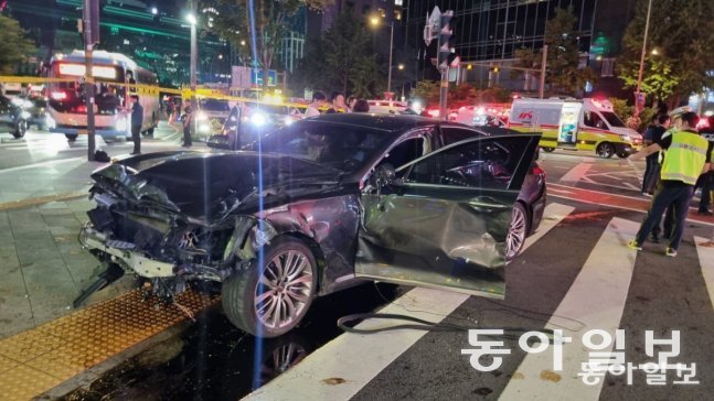 1일 서울 중구 시청역 인근 도로에서 역주행 사고를 낸 가해자가 몰던 제네시스 G80. 운전석과 뒷좌석 문이 심하게 파손됐다. 주현우 기자 woojoo@donga.com