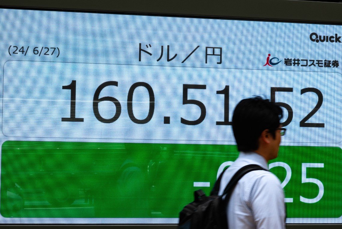 지난달 27일 도쿄 시내의 환율 전광판 모습. 이후 엔화가치는 더 떨어졌고, 달러-엔 환율은 7월 1일 달러당 161.74엔까지 올랐다. AP 뉴시스