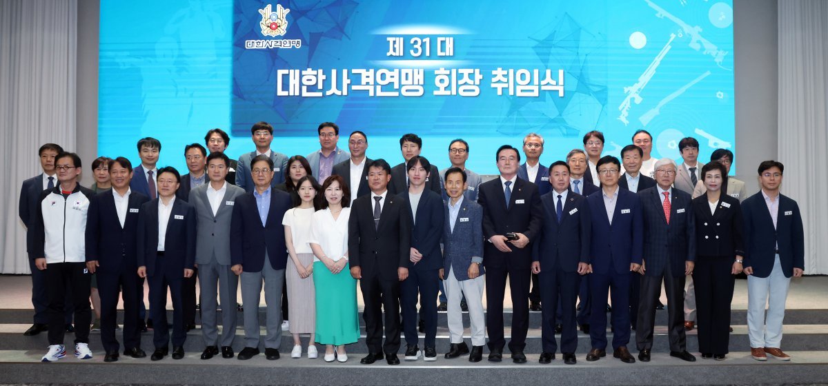 Shin Myeong-ju, the new president of the Korea Shooting Federation, is taking a commemorative photo with key guests at the inauguration ceremony for the 31st president of the Korea Shooting Federation held at the Olympia Hall in the Seoul Olympic Parktel in Songpa-gu, Seoul on the afternoon of the 2nd. 2024.7.2/News1 ⓒ News1