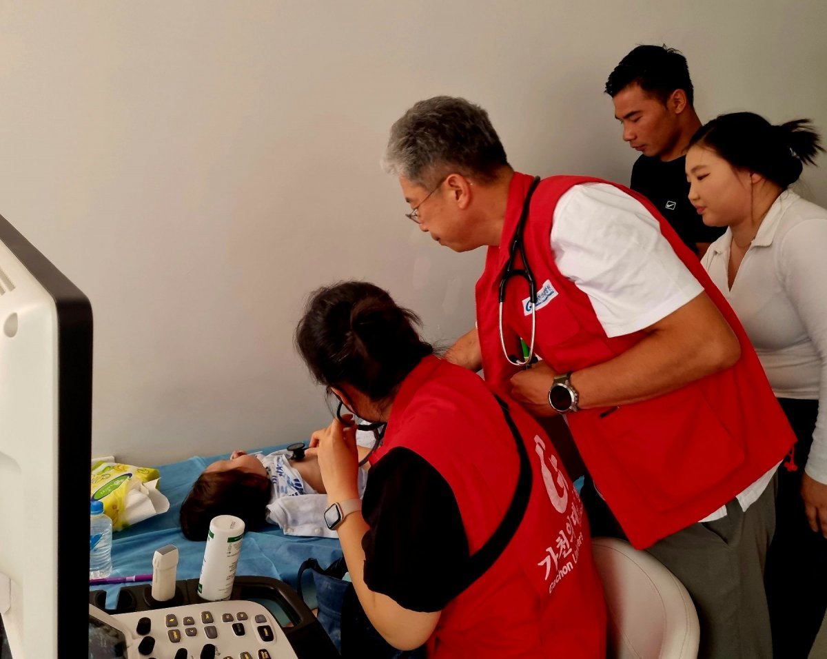가천대 길병원 의료봉사단이 지난달 몽골 울란바토르시의 한 병원에서 심장병을 앓고 있는 어린이를 진료하고 있다. 이 병원은 5월 우즈베키스탄에도 의료봉사단을 보냈다. 길병원 제공