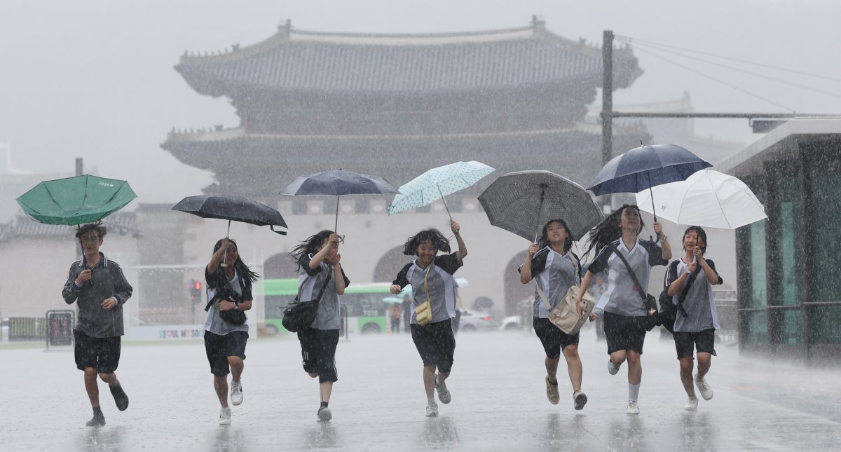 장맛비가 내리는 2일 서울 광화문광장에서 우산 쓴 학생들이 즐거운 시간을 보내고 있다. 2024.7.2. 뉴스1