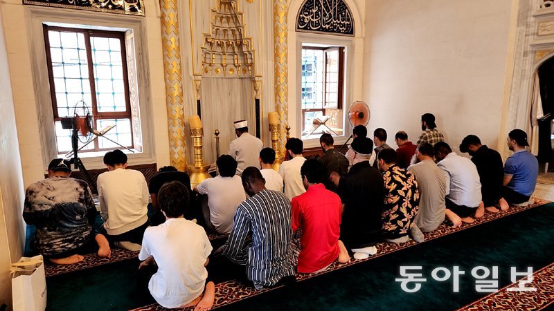 지난달 27일 일본 도쿄에 있는 이슬람 사원 ‘도쿄 자미’에서 이슬람교 신자들이 기도를 하고 있다. 도쿄=이상훈 특파원 sanghun@donga.com