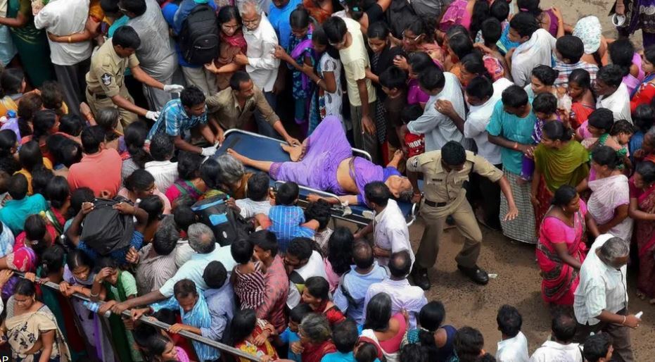 2일(현지 시간) 인도 북부 우타르 프라데시주 하트라스 지역의 한 힌두교 예배 장소에서 경찰과 구조대가 사고를 당한  피해자들을 들것으로 옮기고 있다. 하트라스=AP 뉴시스
