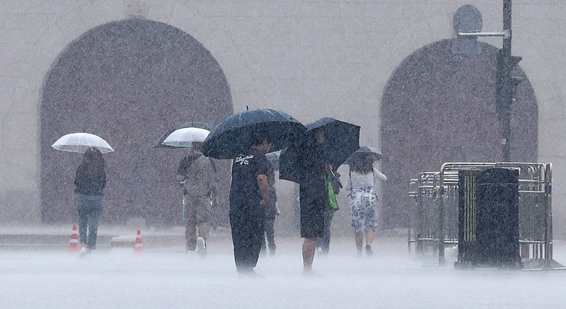장마 시작 후 서울에 첫 호우주의보가 발효된 2일 서울 광화문광장에서 우산을 쓴 관광객들이 발걸음을 재촉하고 있다. 기상청은 3일까지 전국적으로 많은 비가 내릴 것이라고 예보했다. 뉴스1