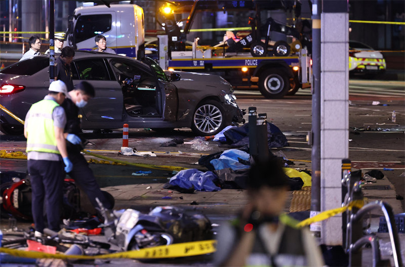 현장 조사하는 과학수사대
2일 오전 경찰 과학수사대가 서울 중구 시청역 교차로에서 현장 조사를 하고 있다. 1일 오후 9시 26분경 이곳 인근에서 역주행하던 차량이 인도로 돌진해 9명이 숨지고 6명이 다쳤다. 뉴시스