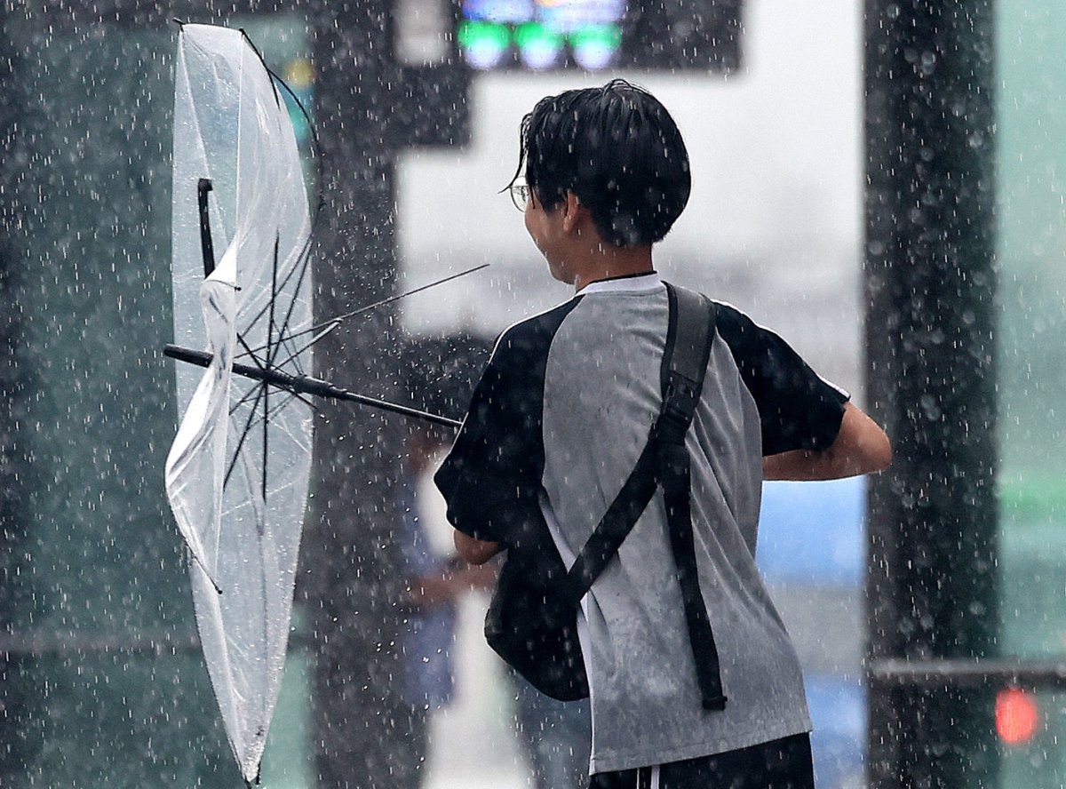 장맛비가 내리는 2일 서울 광화문광장에서 학생의 우산이 뒤집히고 있다. 2024.7.2/뉴스1