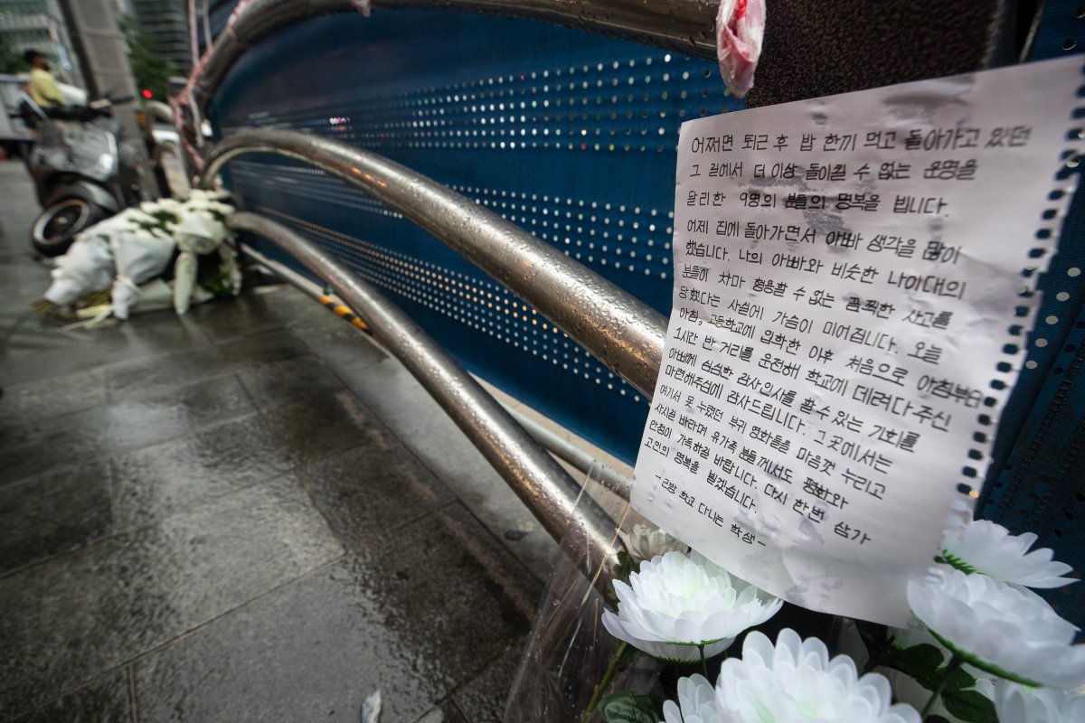 지난 밤 승용차가 인도로 돌진해 9명이 사망하는 사고가 발생한 가운데 2일 서울 중구 서울시청 인근 교차로 사고현장에 한 학생이 쓴 추모글귀가 붙어 있다.  2024.7.2/뉴스1 ⓒ News1