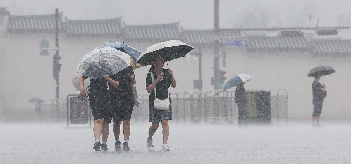 장맛비가 내리는 2일 서울 광화문광장에서 우산 쓴 학생들이 발걸음을 재촉하고 있다. ⓒ News1
