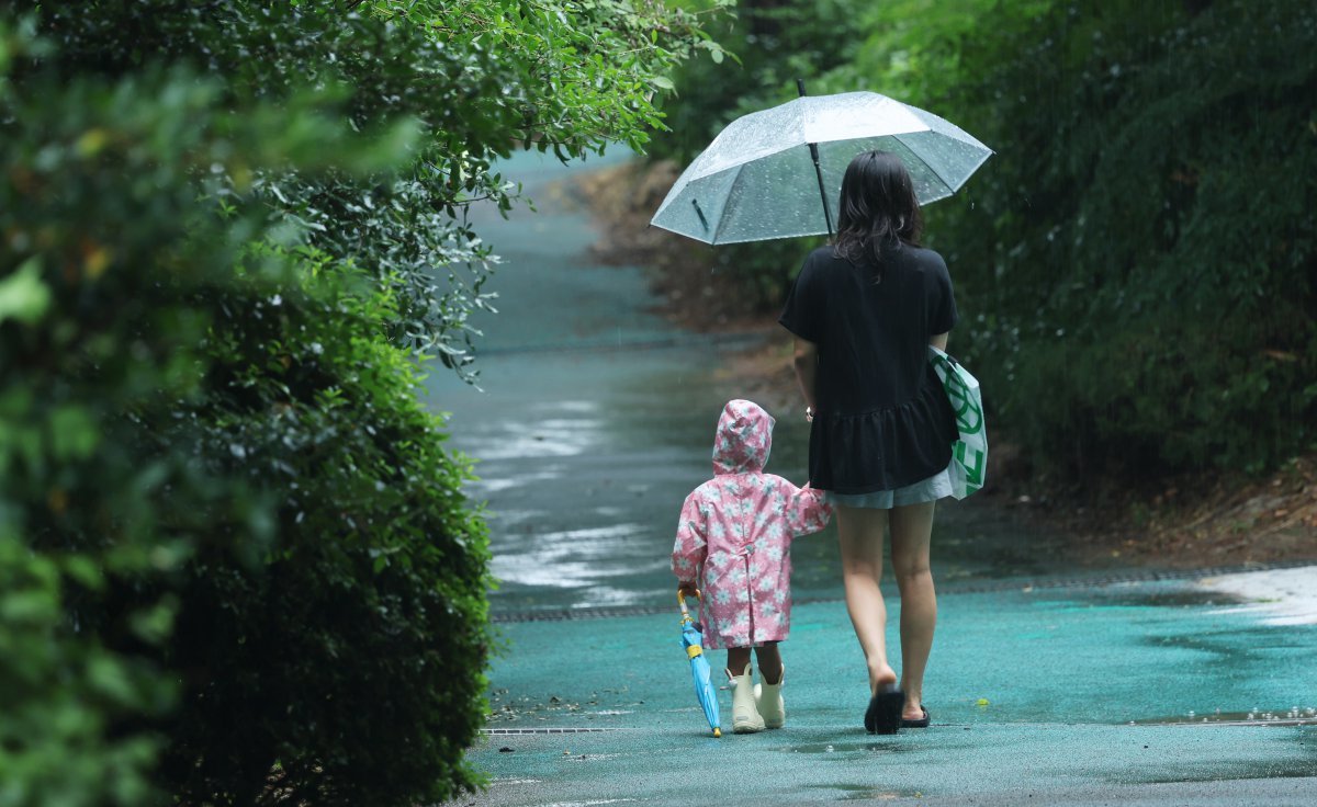 2일 광주시 서구 화정동 한 골목길에서 우산을 쓴 가족이 발걸음을 옮기고 있다. 2024.7.2.뉴스1