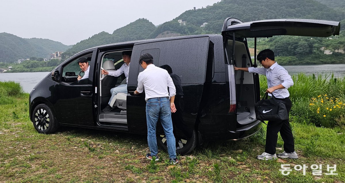 지난달 29일 경기 가평군 청평호 인근에서 본보 자동차팀 기자 4명이 시승 차량인 스타리아 하이브리드 모델을 살펴보고 있다. 가평=김재형 기자 monami@donga.com