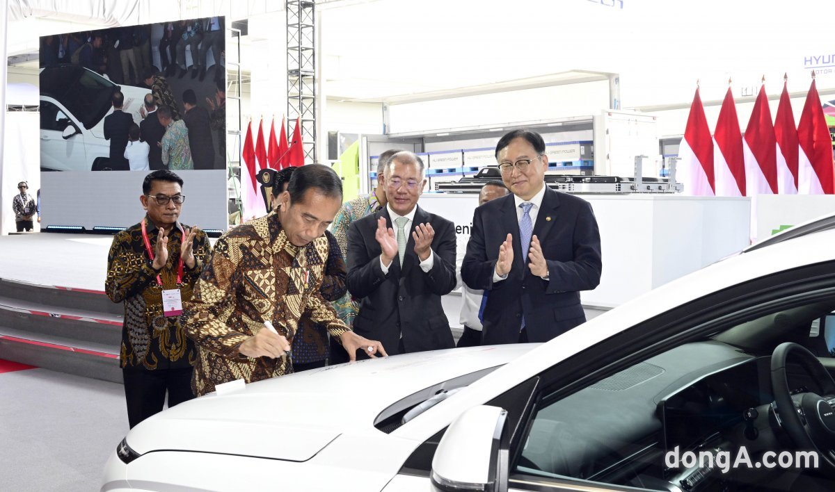 현대차그룹은 3일(현지시간) 인도네시아에서 LG에너지솔루션 합작 배터리 셀 공장 준공 기념 행사를 진행했다. 조코 위도도 인도네시아 대통령이 인도네시아 공장에서 생산된 코나 일렉트릭 1호차에 기념 서명을 하고 있다.