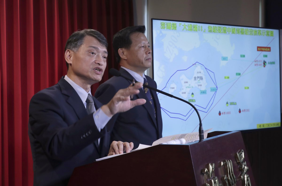 대만 정부 관계자가 3일 타이베이에서 “중국은 속히 나포 어선을 석방하라”고 촉구하고 있다. 타이베이=AP 뉴시스