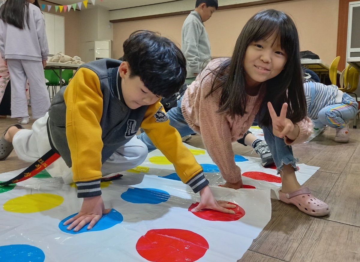 굿네이버스는 아동 건강권을 위해 ‘건강 위로 마음 위로’라는 슬로건으로 인식 개선 캠페인 등을 진행하고 있다. 아동들이 놀이를 활용한 신체 활동에 참여하는 모습. 굿네이버스 제공